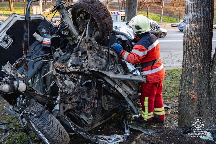Моторошна ДТП у Києві: водій загинув на місці (фото, відео)