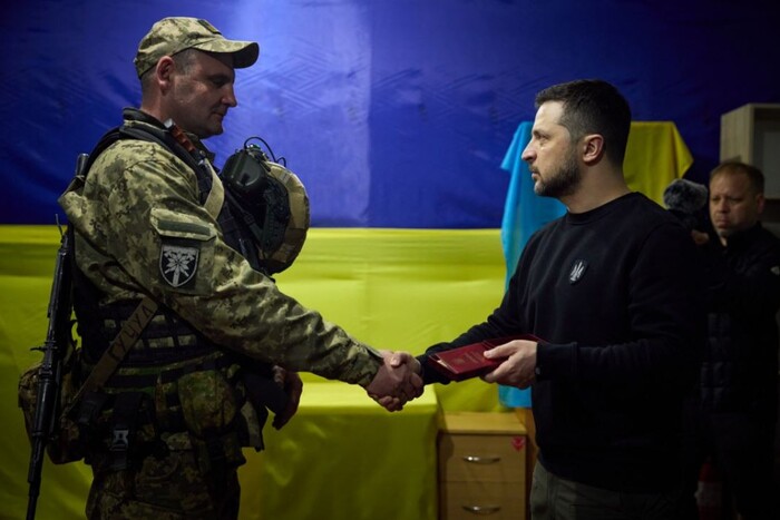 Zelenskyi a rendu visite aux défenseurs ukrainiens à Zaporizhzhia () 