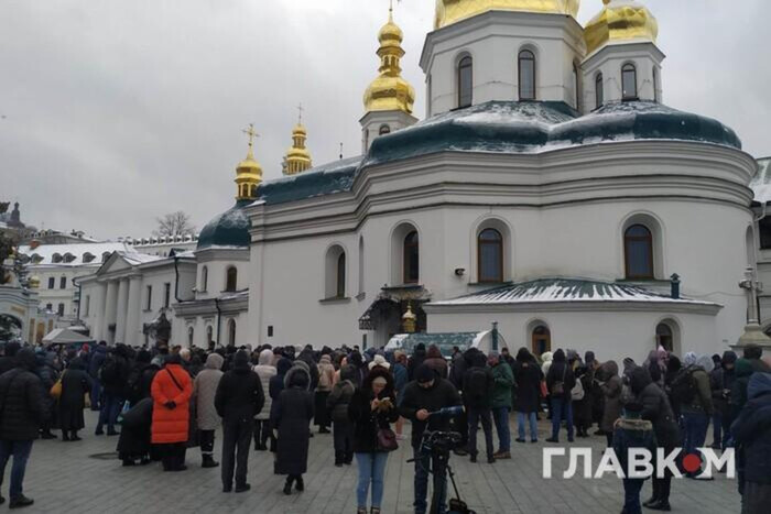 Сегодня Московский патриархат должен покинуть Лавру. Фото и видео с места события