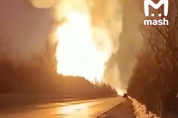 Вибух у Свердловській області: палає газопровід (відео)
