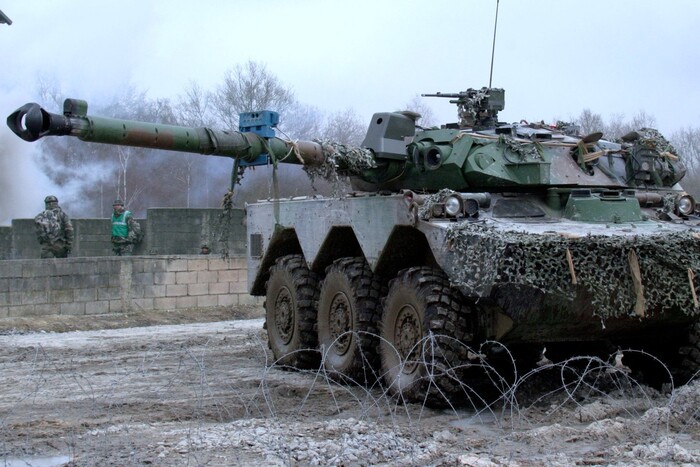 Українські військові показали випробування французьких танків AMX-10RC 