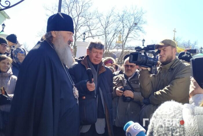 «Сейчас ударю палкой». Как Московский патриархат отказывается покидать Лавру (фото, видео)