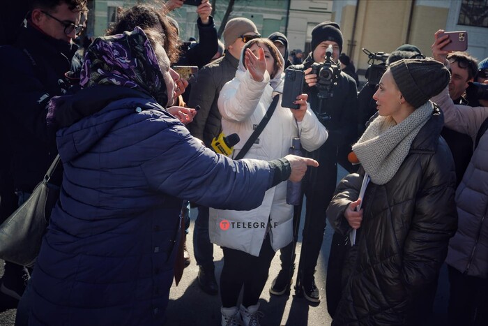 Скандал у Лаврі: віряни УПЦ МП заблокували вхід та не пускають комісію Мінкульту (фото, відео)