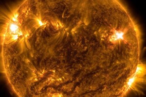 На Сонці з’явилася гігантська «діра», яка у 20 разів більша за Землю (фото)