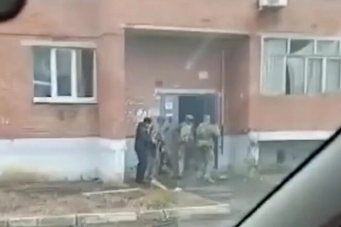 У Росії чоловік підпалив двох силовиків: деталі (відео)