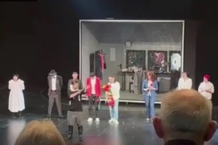Російський актор скоїв суїцид прямо на сцені театру (відео)