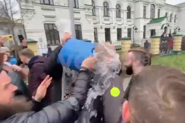 Московська церква застосувала проти журналістів «водомет» (відео)