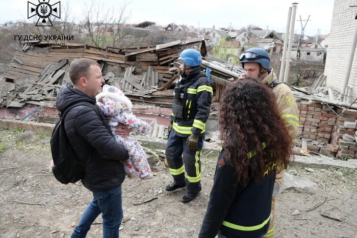 Обстріл Запоріжжя: рятувальники вивільнили жінку та дитину з пошкодженого будинку 