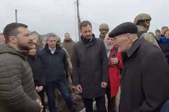 Президент із іноземною делегацією відвідали одну з найбільш зруйнованих вулиць Бучі (відео)