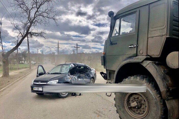 В окупованому Криму КамАЗ з військовими протаранив авто з цивільними (фото)