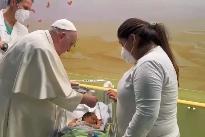 Папа Франциск охрестив немовля і повечеряв з персоналом медзакладу, де проходить лікування (відео)
