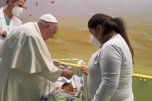 Папа Франциск охрестив немовля і повечеряв з персоналом медзакладу, де проходить лікування (відео)