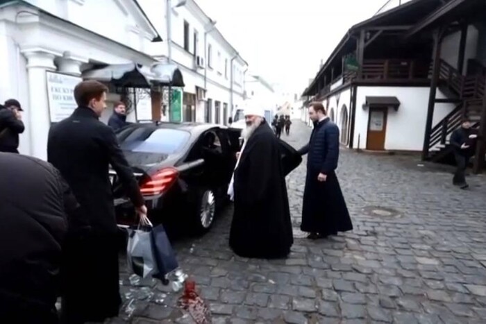 Скандальний митрополит втік із Лаври після отримання підозри (відео)