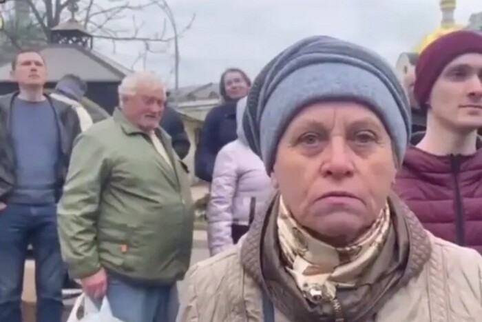 «Що ви з ними цяцькаєтеся?»: емоційне звернення українки під Лаврою підірвало мережу