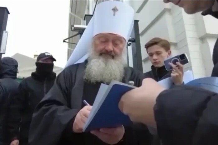 Журналісти змусили знітитися митрополита Павла – заскочили його з молодим іподияконом