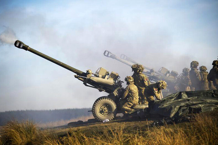 Залужний показав роботу британських гармат L119 на полі бою (відео)