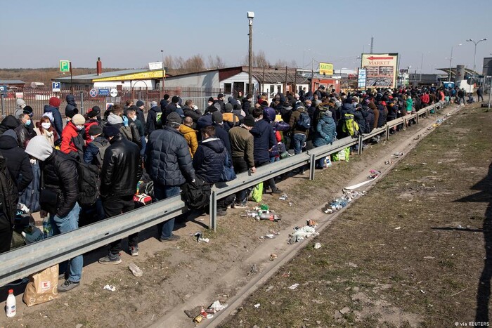 Українці «рвуться» додому: на кордоні з Польщею утворилися величезні черги