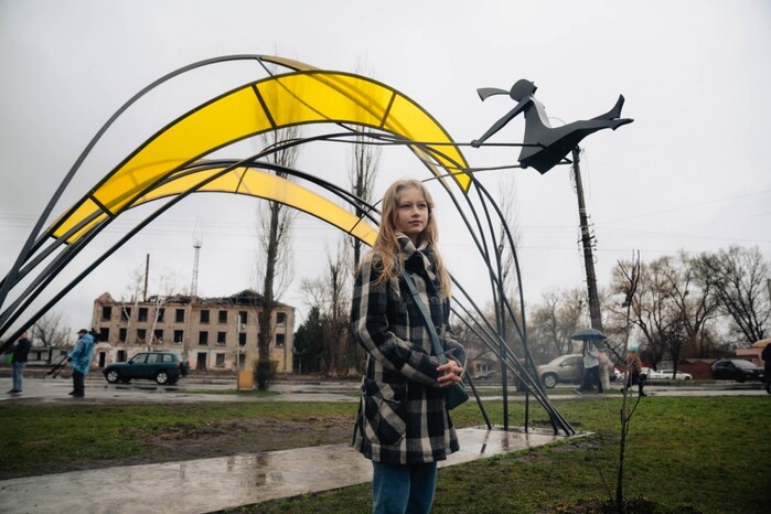 У Бородянці до річниці деокупації Київщини відкрили скульптуру «Дівчинка під сонцем»