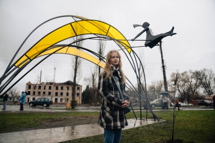 В Бородянке к годовщине деоккупации Киевщины открыли скульптуру «Девочка под солнцем»