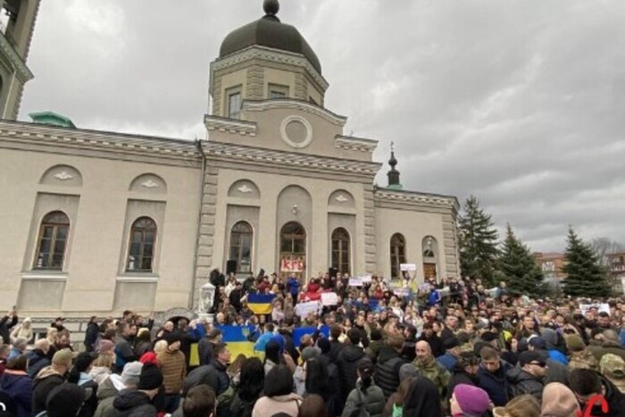У Хмельницькому б'ють на сполох: московські попи незаконно вивозять майно з храму