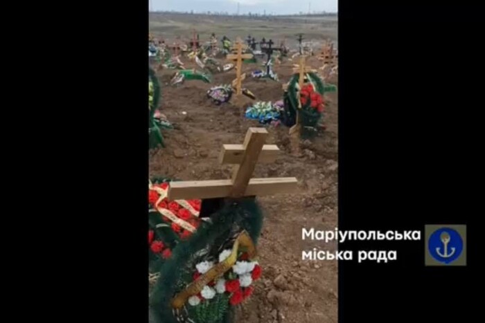 Свіжі могили поряд зі снарядами: у Маріуполі сотні нових поховань містян (відео)