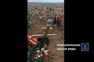 Свіжі могили поряд зі снарядами: у Маріуполі сотні нових поховань містян (відео)