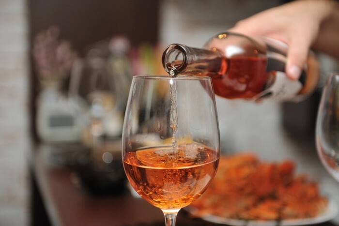 Келих вина корисний для здоров'я? Вчені розвіяли популярний міф про алкоголь