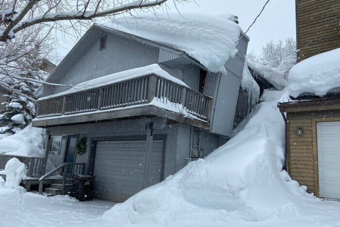 Рекордный снегопад в США разрушает дома (фото)