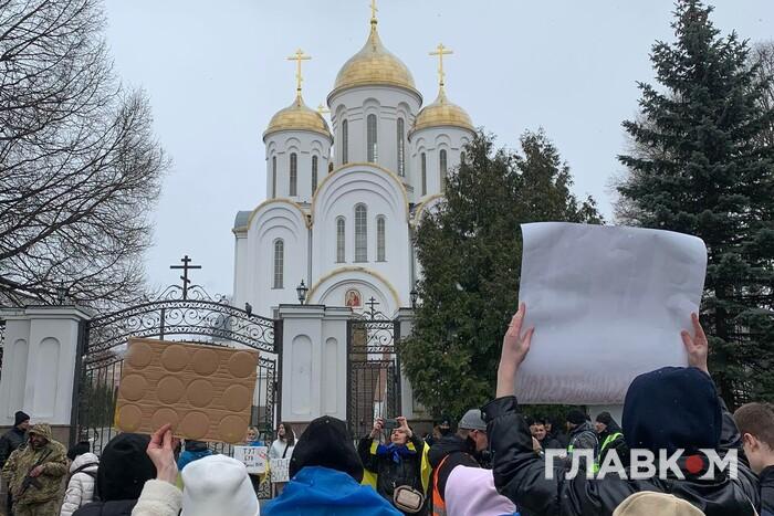 Акція протесту біля храму УПЦ МП у Тернополі: ченці заховалися (фото, відео)