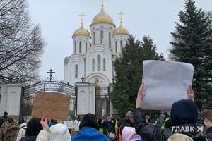 Акція протесту біля храму УПЦ МП у Тернополі: ченці заховалися (фото, відео)