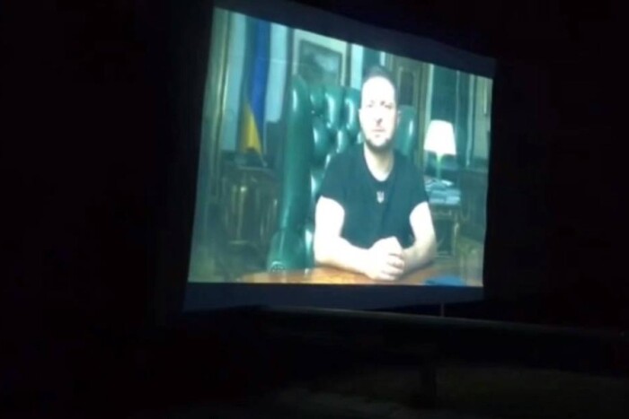 Українці встановили екран на кордоні й показують білорусам промовисті кадри (відео)