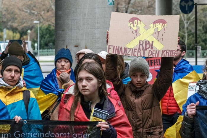 «Raiffeisen bank – террорист». Украинские активисты добились выхода финучреждения из России