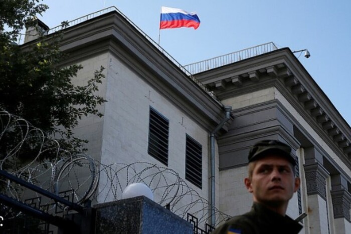 Депутатка хоче виселити посольство РФ у Києві. Росіяни йти з будівлі відмовляються