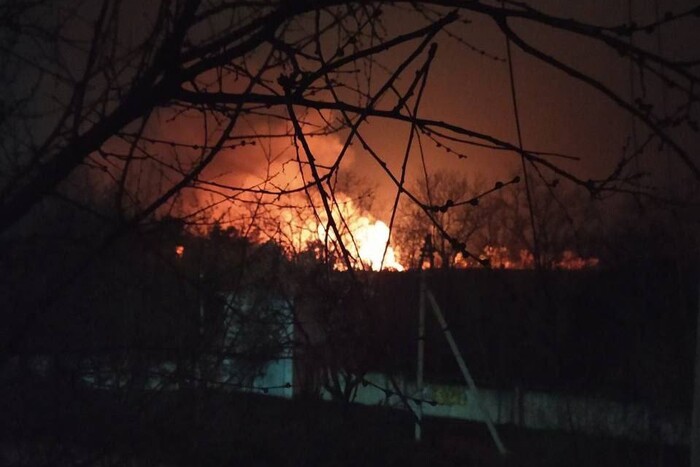 Під Сімферополем спалахнула масштабна пожежа з вибухами (відео)