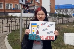 У Росії затримали активістку за плакат «Путін їсть дітей» (відео)