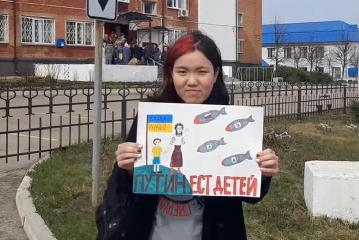 В России задержали активистку за плакат «Путин ест детей» (видео)