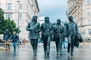 Пам'ятник The Beatles у Британії одягли у вишиванки до «Євробачення» (фото)