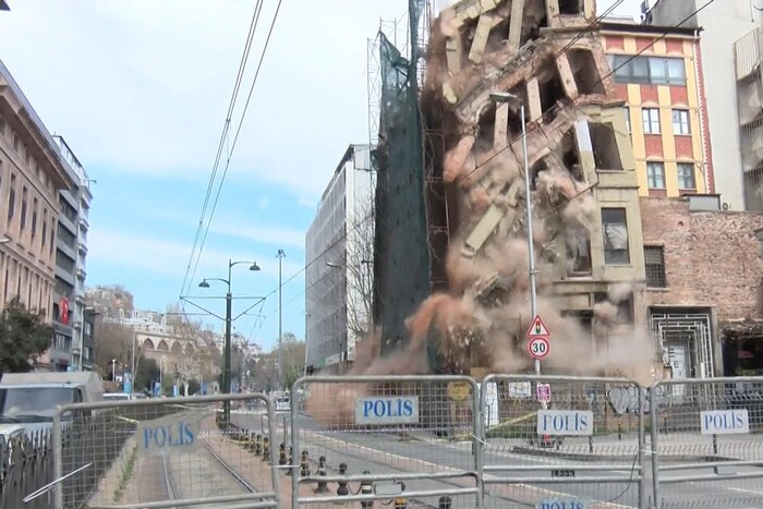 У центрі Стамбула впав п'ятиповерховий будинок (фото)
