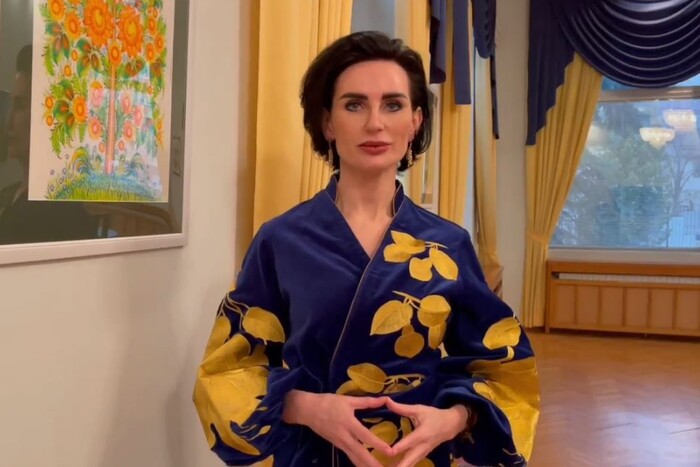 Халатик під колір штор: нова посол у Болгарії роздратувала мережу вбранням (фото, відео)