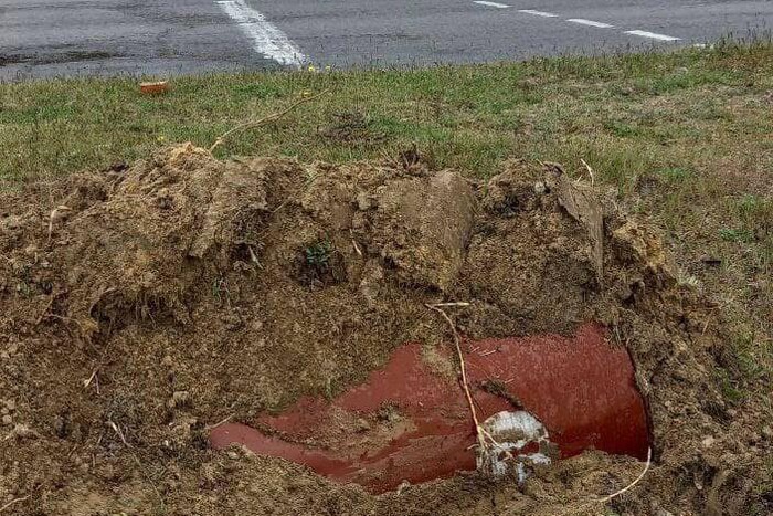 На Херсонщині загарбники закопують обабіч доріг бочки з невідомою речовиною – Хлань