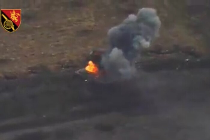 Під Бахмутом артилеристи знищили ворожу БМП та склад боєприпасів (відео)