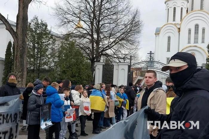 «Геть московського попа»: у Тернополі біля храму УПЦ МП тривають протести