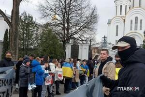 «Геть московського попа»: у Тернополі біля храму УПЦ МП тривають протести