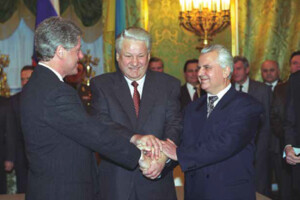 У 1994 році Білл Клінтон підписав тристоронню угоду з тодішніми президентами Росії й України про ліквідацію арсеналу стратегічної ядерної зброї