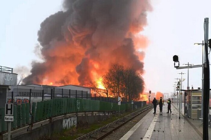 Гамбург окутал токсический дым, власти призвали горожан закрыть окна
