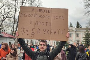 У Кам’янці-Подільському біля собору УПЦ МП тривають протести, люди розгорнули намети