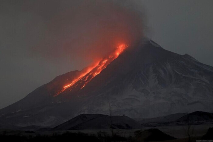Извержение вулкана в России: взрывы были слышны в 20 км (фото)
