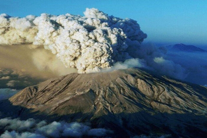 Потужне виверження вулкана в Росії: стовп попелу піднявся на 12 км 