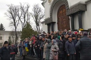 У Кам'янці-Подільському третій день поспіль містяни збираються біля собору Олександра Невського