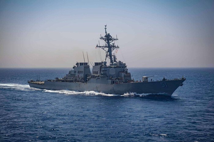 Китай обурений наявністю військового корабля США у Південнокитайському морі: деталі